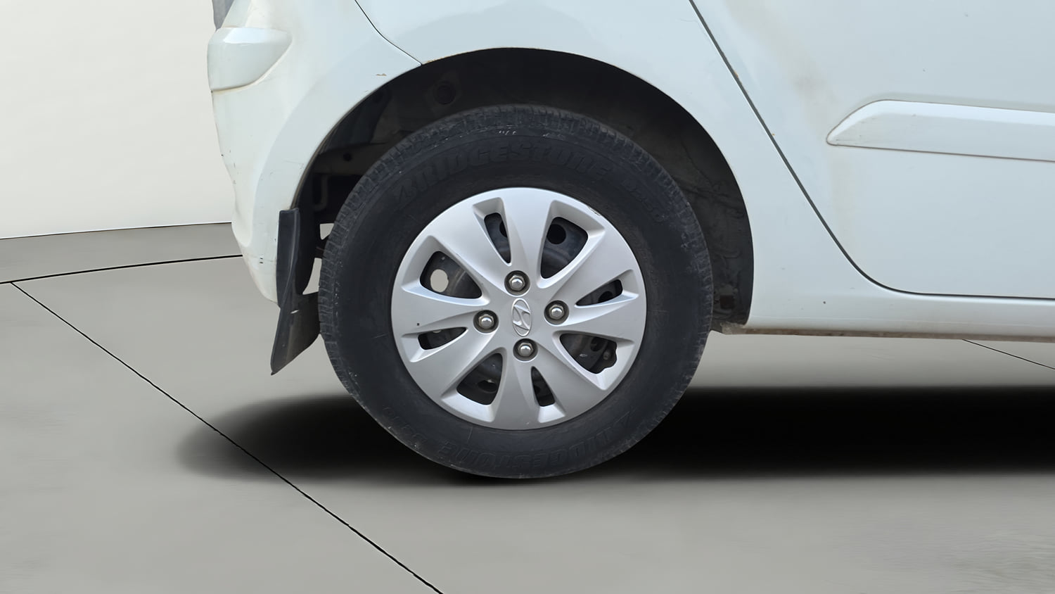 Used 2013 Hyundai i10 Sportz 1.2 Kappa2 Petrol Manual tyres RIGHT REAR TYRE RIM VIEW