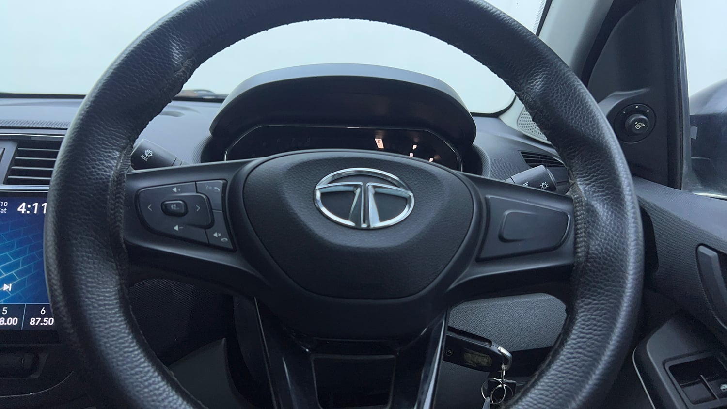 Used 2022 Tata Tiago XT CNG Cng Manual top_features Steering mounted controls