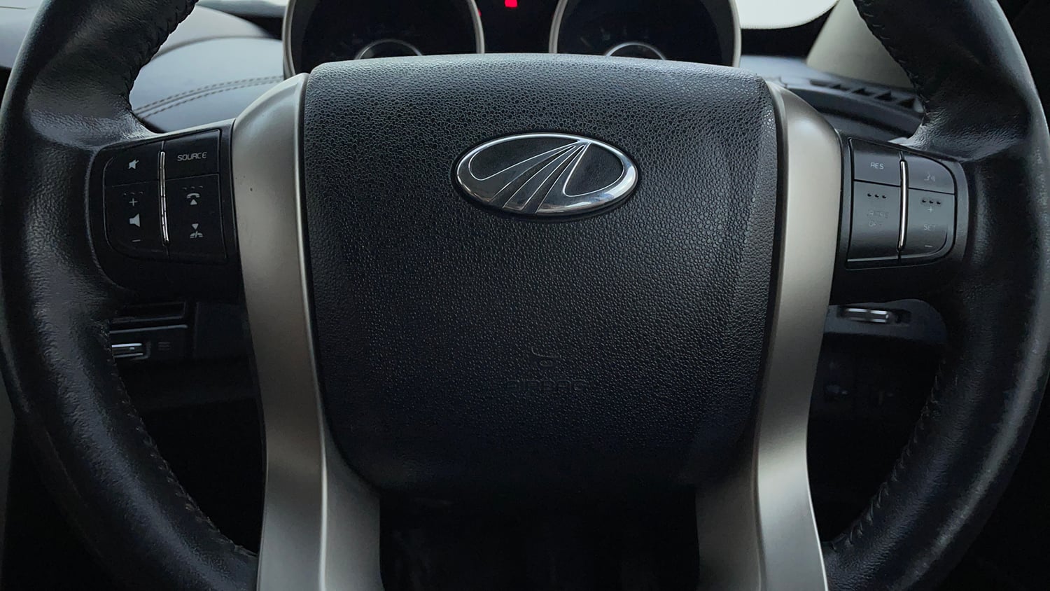 Used 2018 Mahindra XUV500 W11 Diesel Manual top_features Airbags