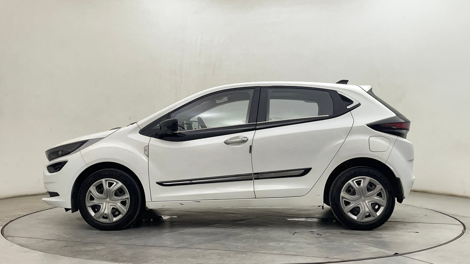 Used 2024 Tata Altroz XM Plus (S) Petrol Manual exterior LEFT SIDE VIEW