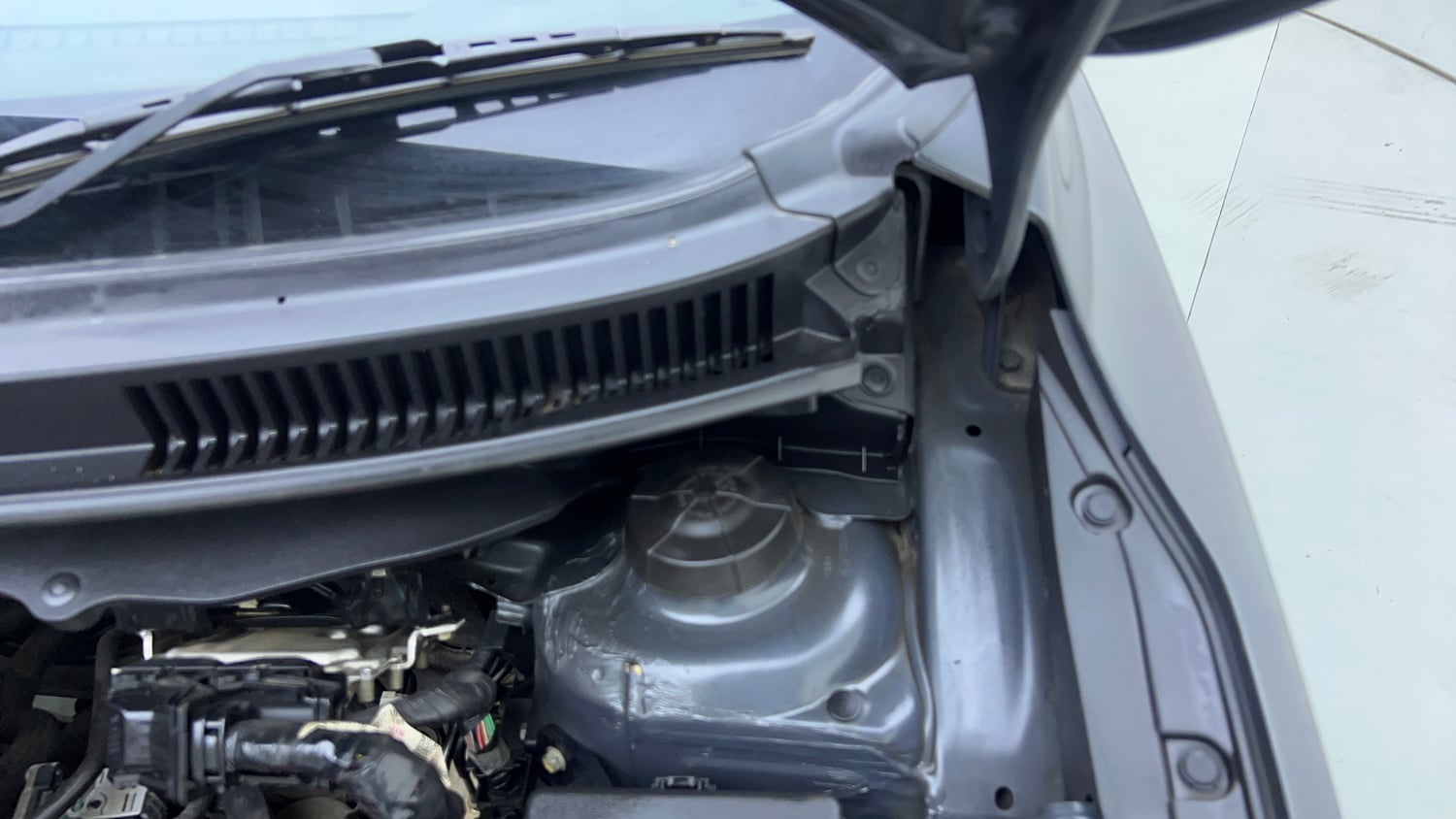 Used 2022 Maruti Suzuki Baleno Alpha AGS Petrol Automatic engine ENGINE LEFT SIDE HINGE & APRON VIEW