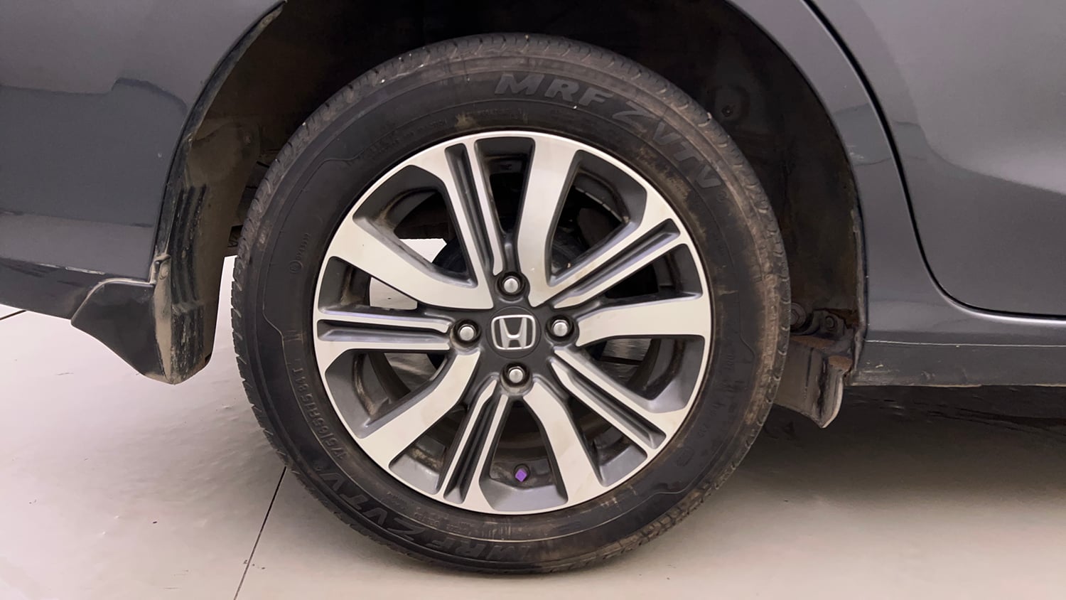 Used 2022 Honda Amaze VX CVT 1.2 Petrol Petrol Automatic tyres RIGHT REAR TYRE RIM VIEW