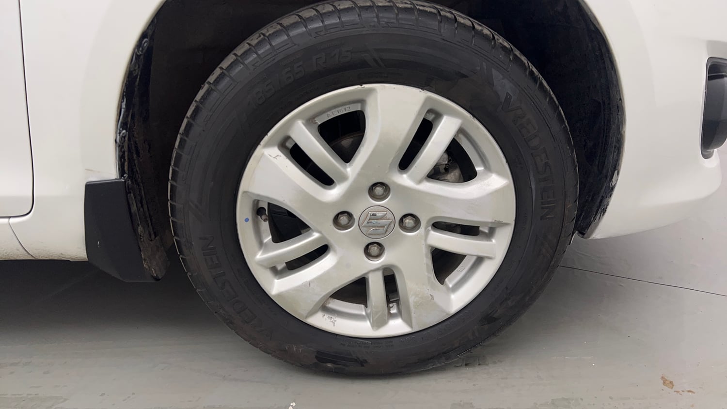 Used 2014 Maruti Suzuki Swift Dzire ZXI Petrol Manual tyres RIGHT FRONT TYRE RIM VIEW
