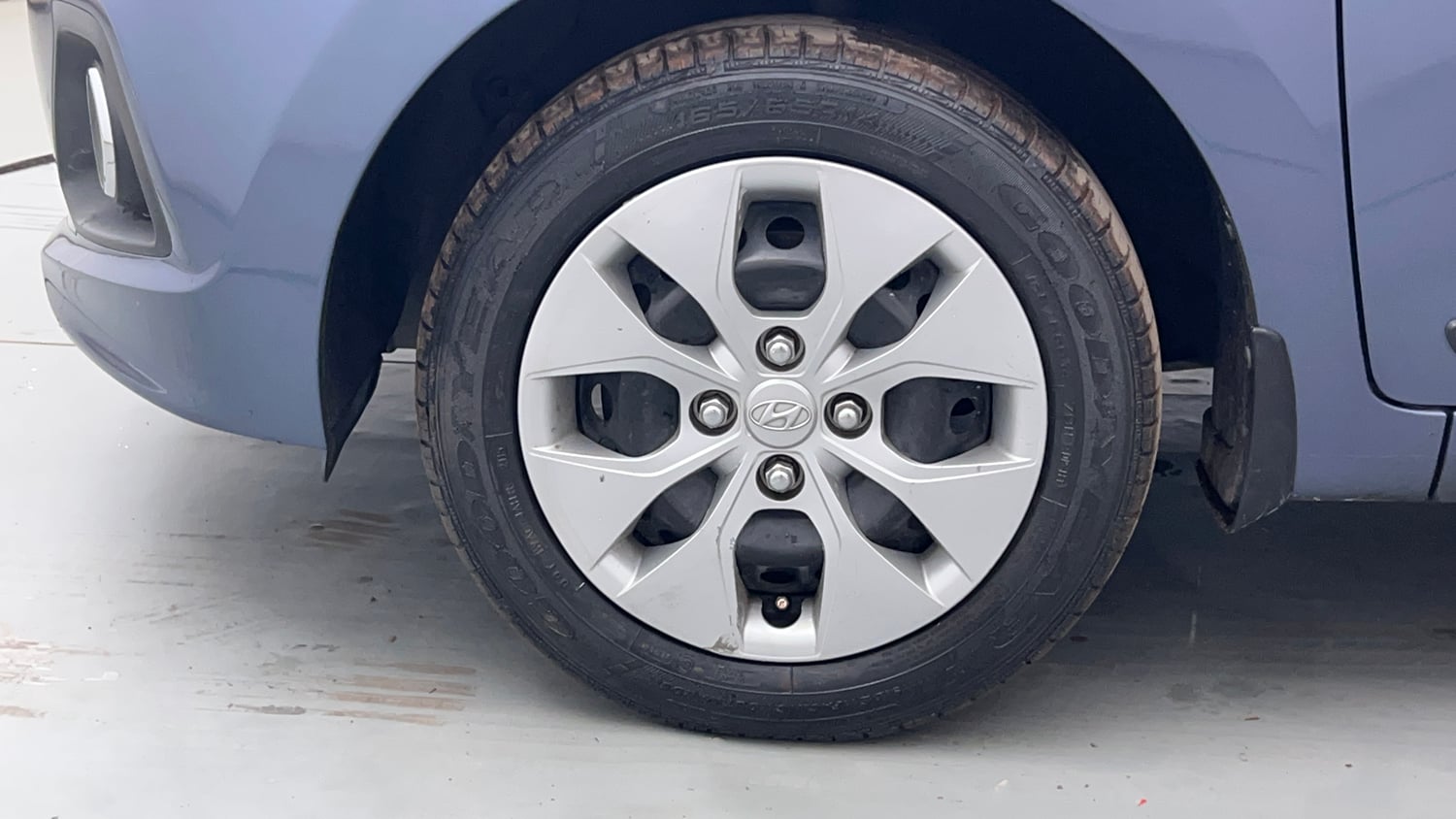 Used 2015 Hyundai Xcent S 1.2 Petrol Manual tyres LEFT FRONT TYRE RIM VIEW
