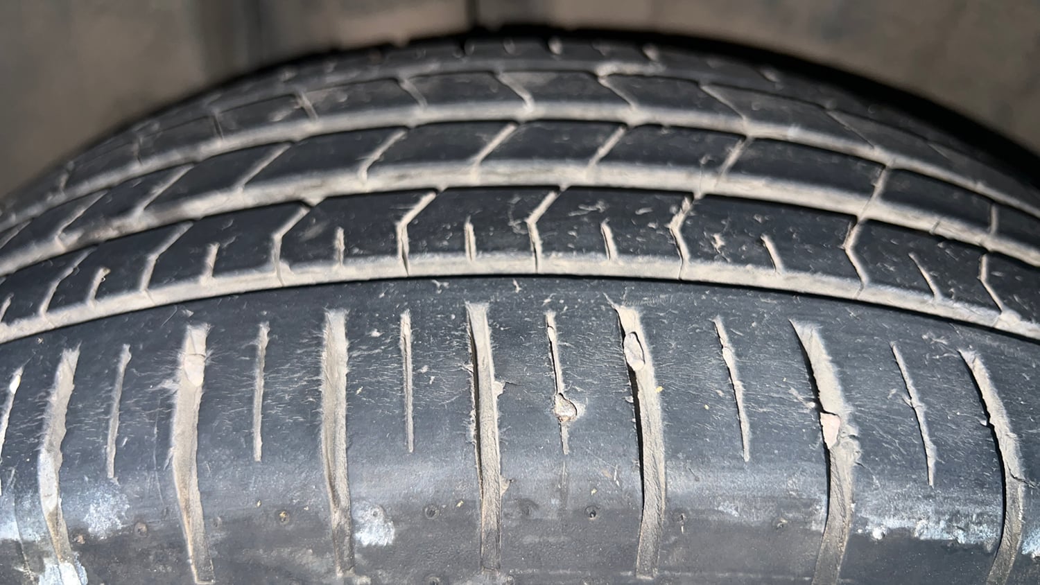 Used 2022 Maruti Suzuki Baleno Alpha AGS Petrol Automatic tyres RIGHT REAR TYRE TREAD VIEW