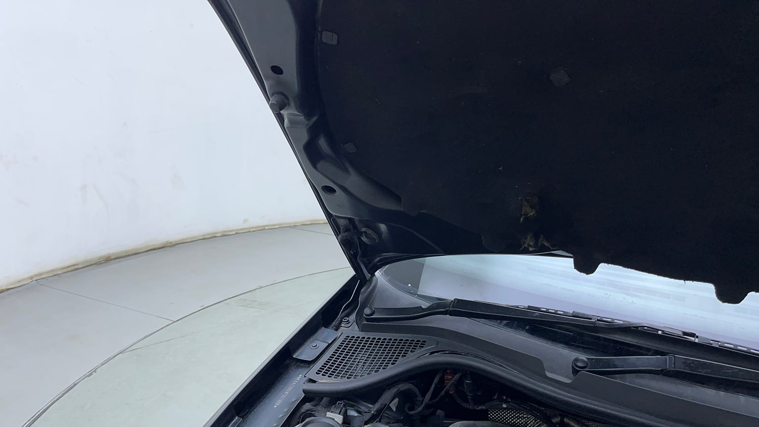 Used 2023 Volkswagen Vento Highline Plus 1.0L TSI Automatic Petrol Automatic engine ENGINE RIGHT SIDE HINGE & APRON VIEW