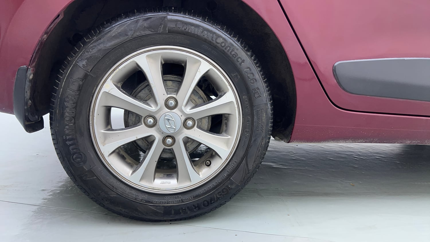 Used 2016 Hyundai Grand i10 Asta AT 1.2 Kappa VTVT (O) Petrol Automatic tyres RIGHT REAR TYRE RIM VIEW