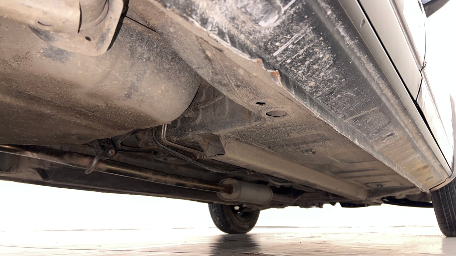 Used 2016 Renault Kwid 1.0 RXT AMT Petrol Automatic extra REAR RIGHT UNDERBODY VIEW