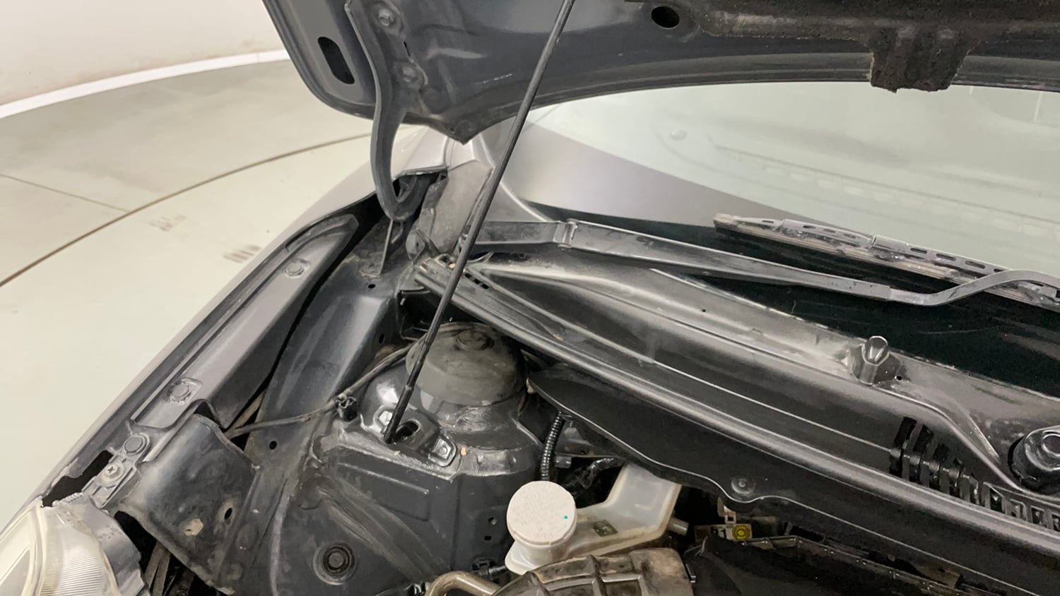 Used 2018 Maruti Suzuki Baleno Alpha 1.2 Petrol Manual engine ENGINE RIGHT SIDE HINGE & APRON VIEW