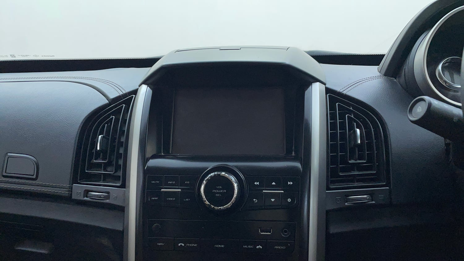 Used 2018 Mahindra XUV500 W11 Diesel Manual top_features Integrated (in-dash) music system