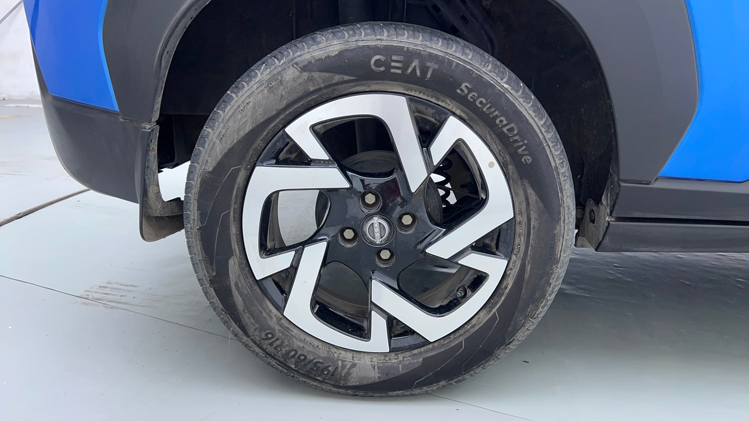 Used 2022 Nissan Magnite XV Petrol Manual tyres RIGHT REAR TYRE RIM VIEW