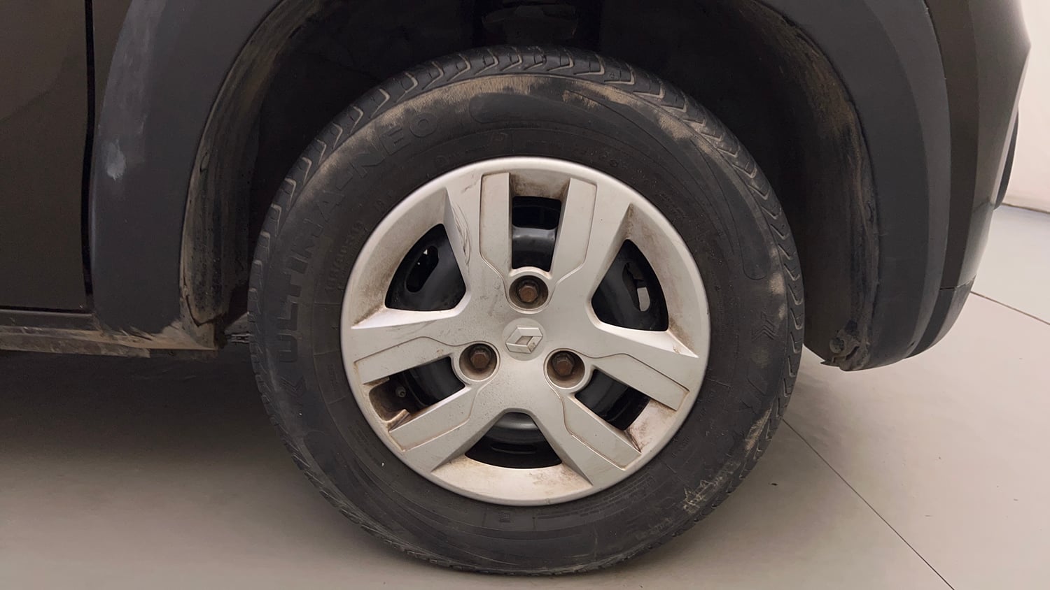 Used 2016 Renault Kwid 1.0 RXT AMT Petrol Automatic tyres RIGHT FRONT TYRE RIM VIEW