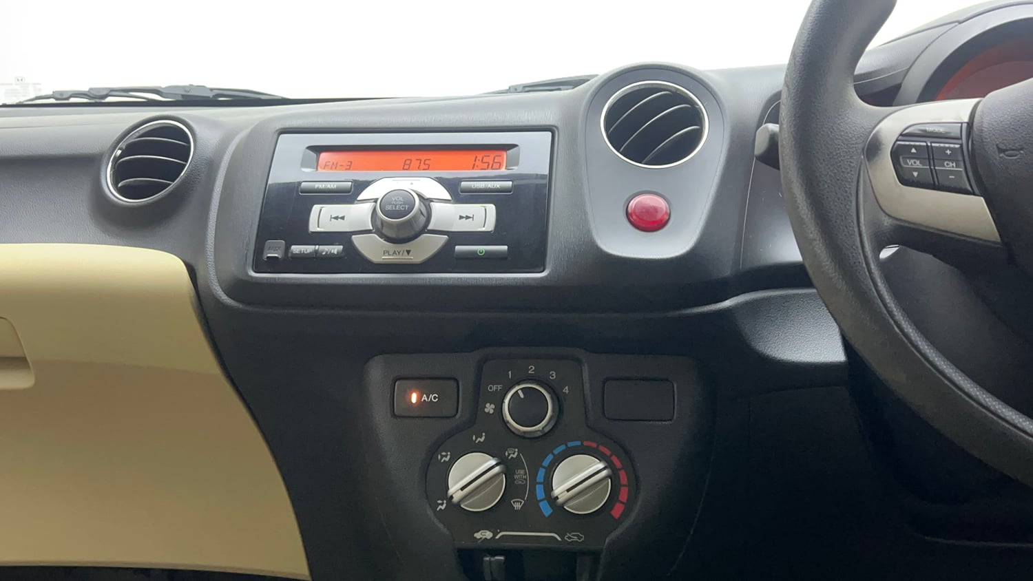 Used 2014 Honda Amaze 1.2 S i-VTEC Petrol Manual interior MUSIC SYSTEM & AC CONTROL VIEW