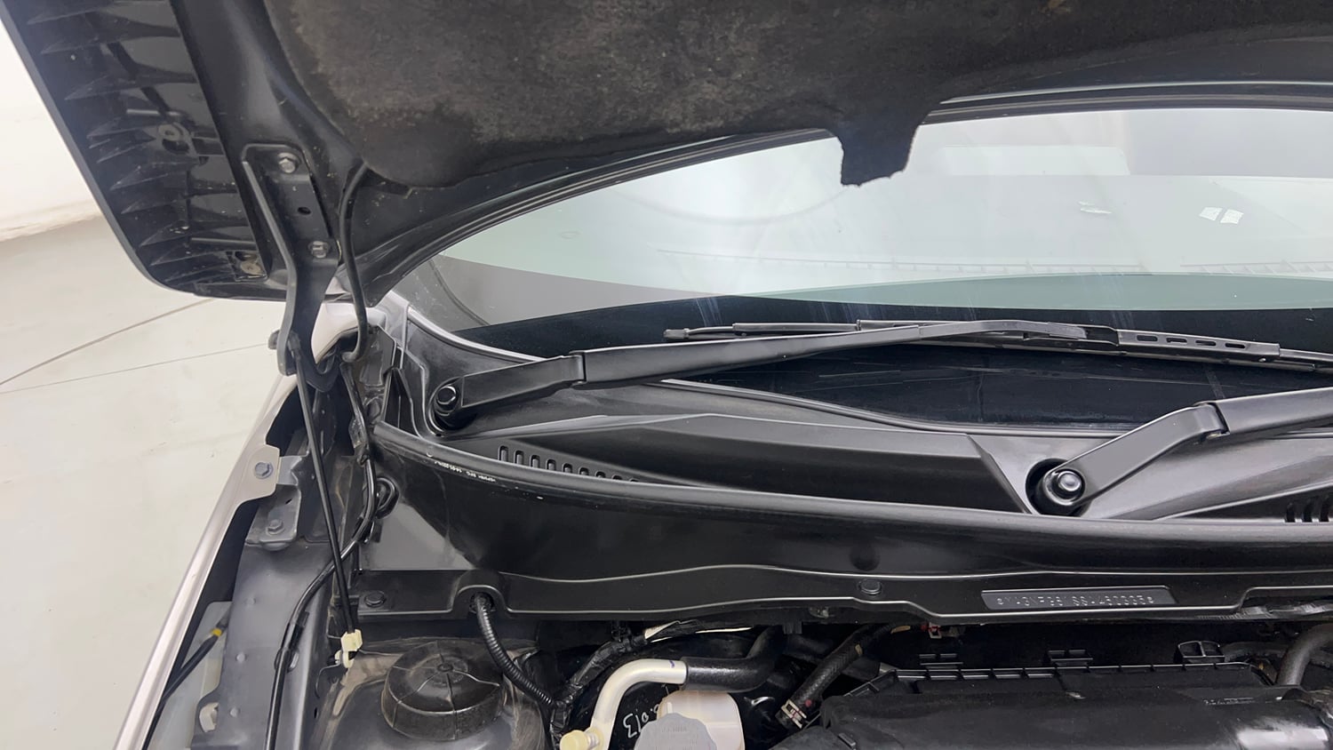 Used 2025 Maruti Suzuki Ignis Delta 1.2 AMT Petrol Automatic engine ENGINE RIGHT SIDE HINGE & APRON VIEW