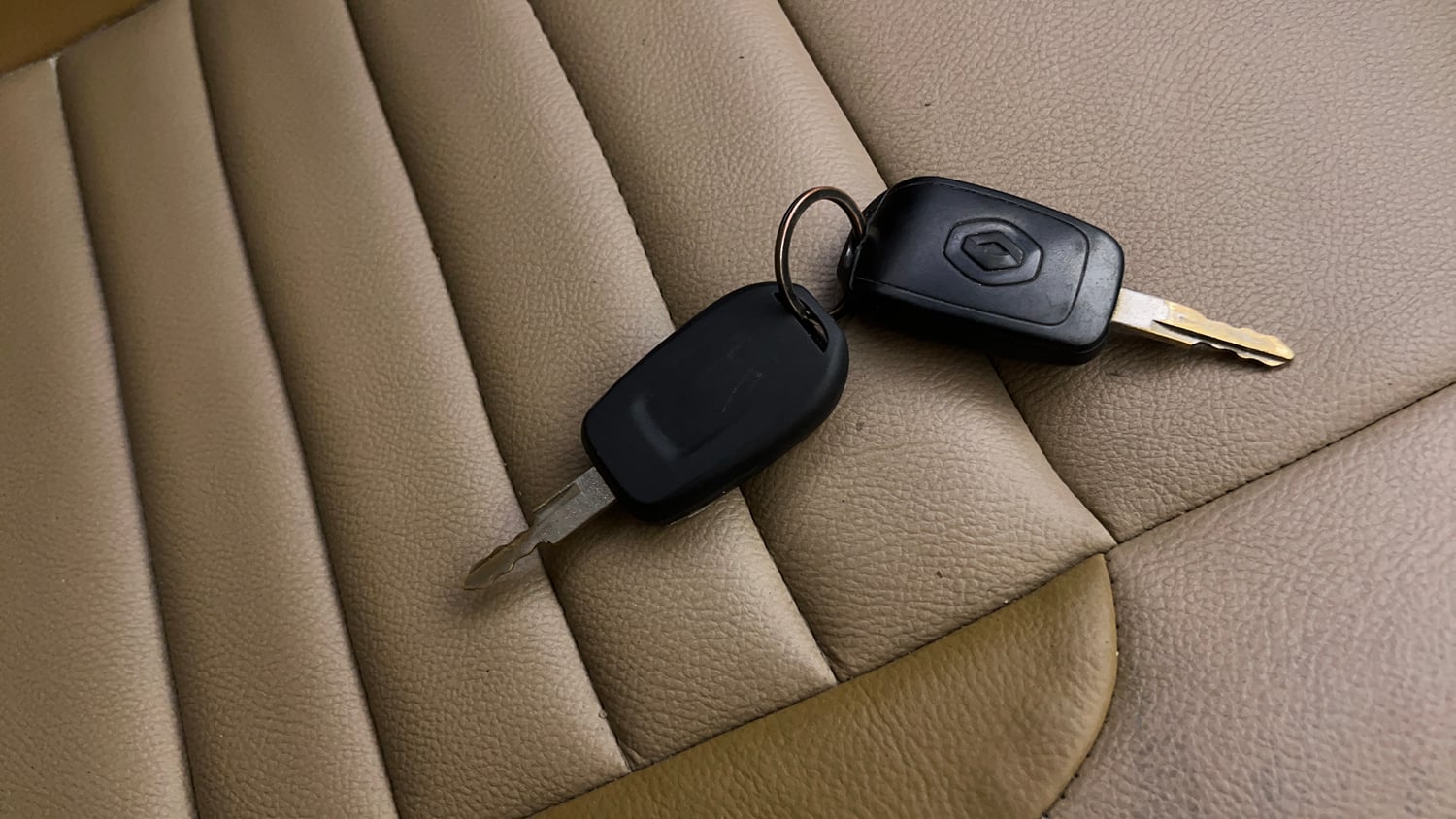 Used 2016 Renault Kwid 1.0 RXT AMT Petrol Automatic extra CAR KEY VIEW