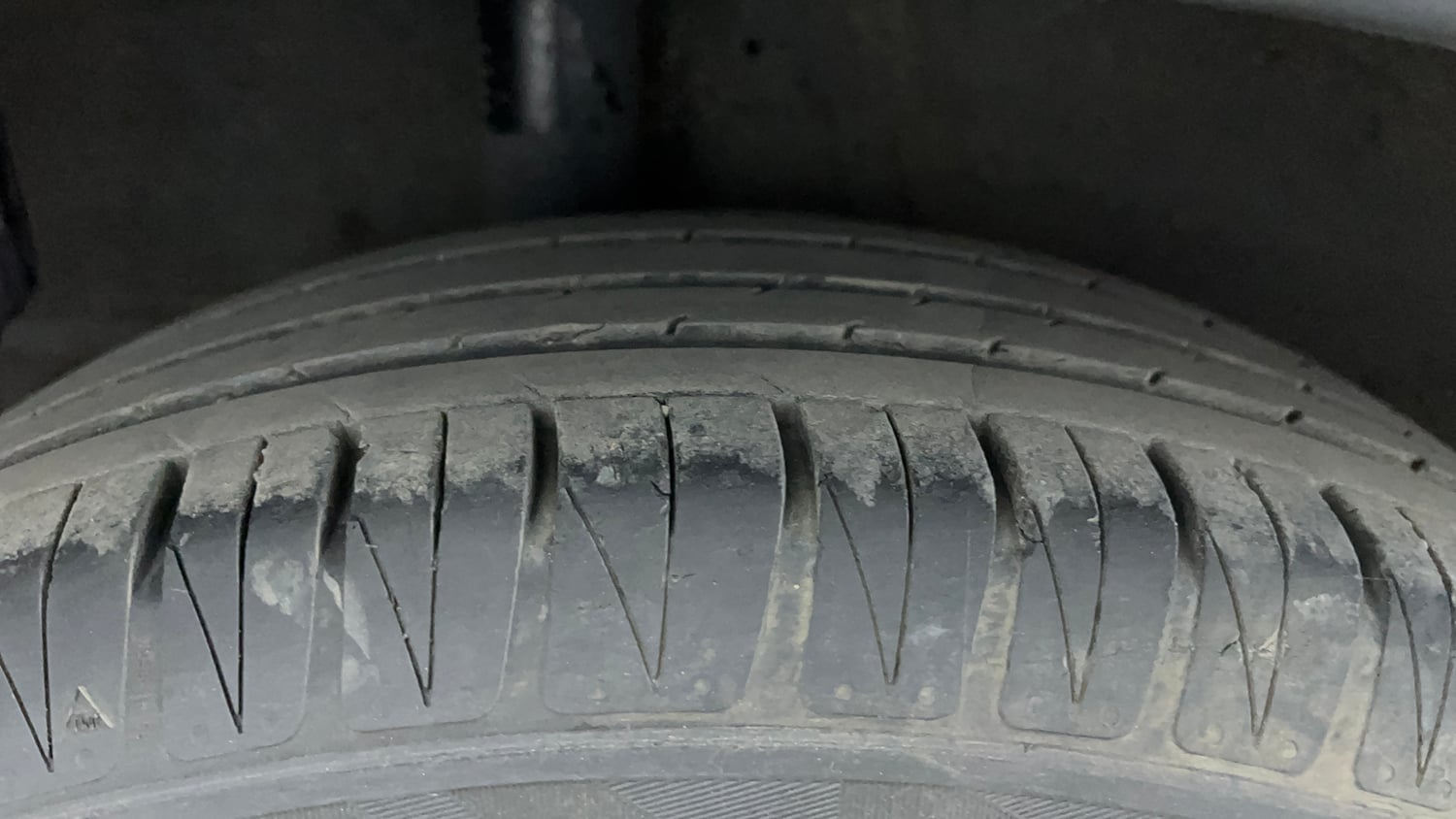 Used 2022 Kia Sonet X Line 1.0 DCT Petrol Automatic tyres RIGHT REAR TYRE TREAD VIEW