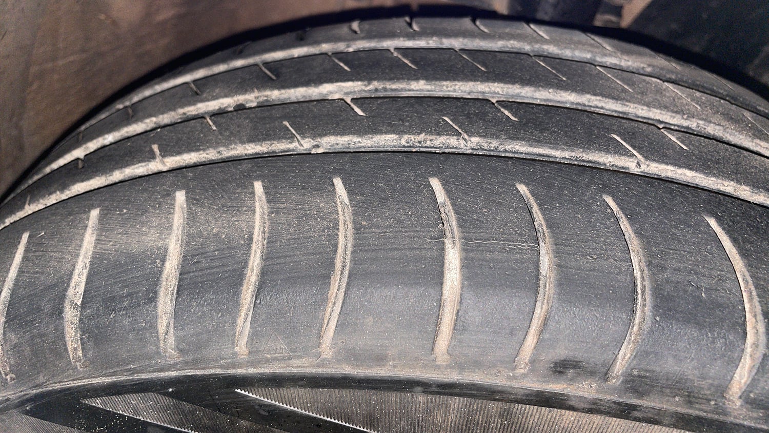Used 2013 Volkswagen Polo Comfortline 1.2L (P) Petrol Manual tyres RIGHT FRONT TYRE TREAD VIEW