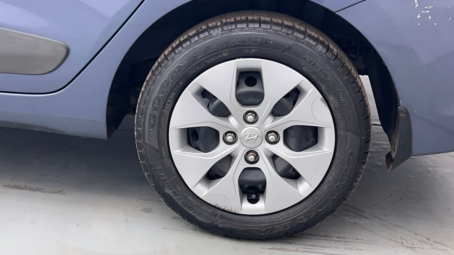 Used 2015 Hyundai Xcent S 1.2 Petrol Manual tyres LEFT REAR TYRE RIM VIEW