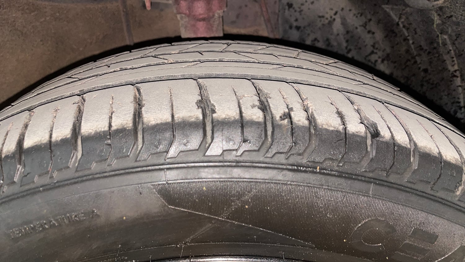 Used 2023 Hyundai New i20 Asta (O) 1.2 IVT Petrol Automatic tyres RIGHT FRONT TYRE TREAD VIEW