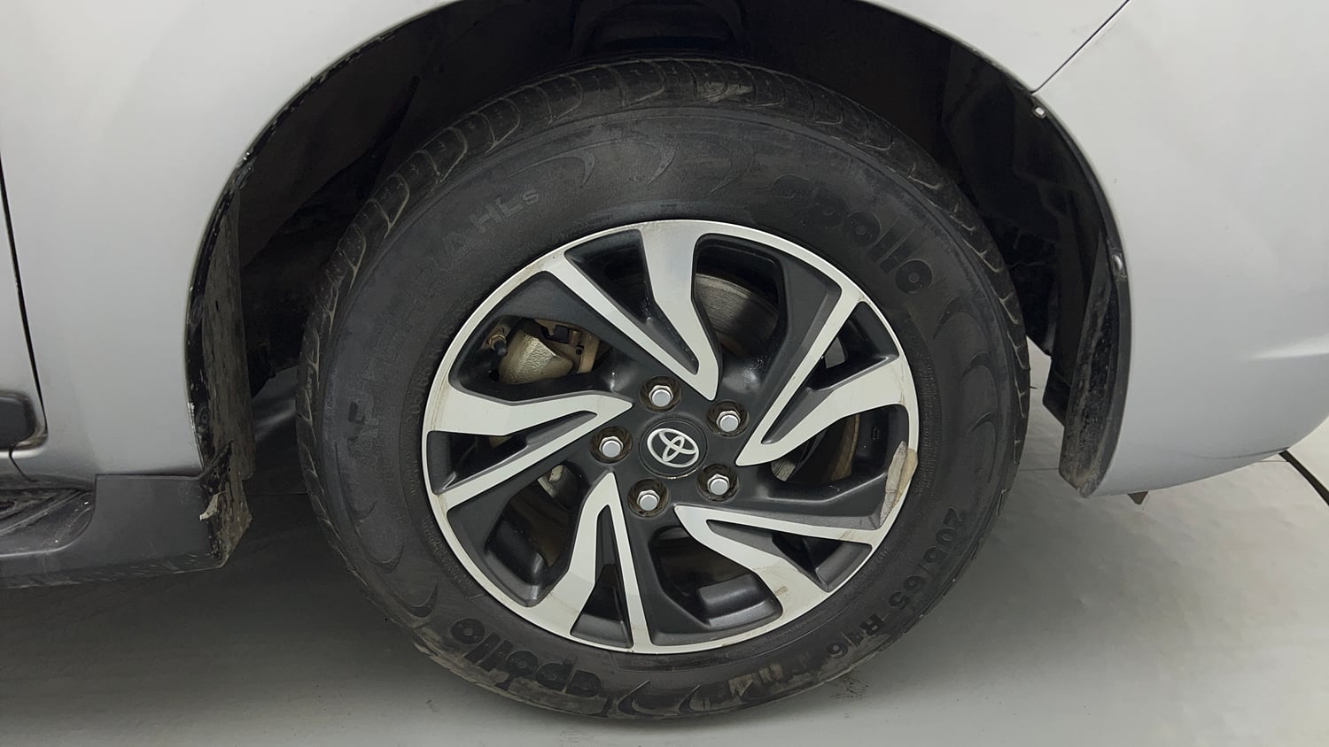 Used 2022 Toyota Innova Crysta VX 2.7 7 STR Petrol Manual tyres RIGHT FRONT TYRE RIM VIEW