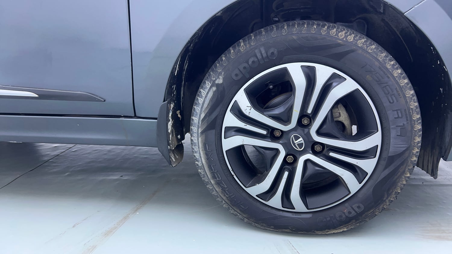 Used 2022 Tata Tiago XT CNG Cng Manual tyres RIGHT FRONT TYRE RIM VIEW