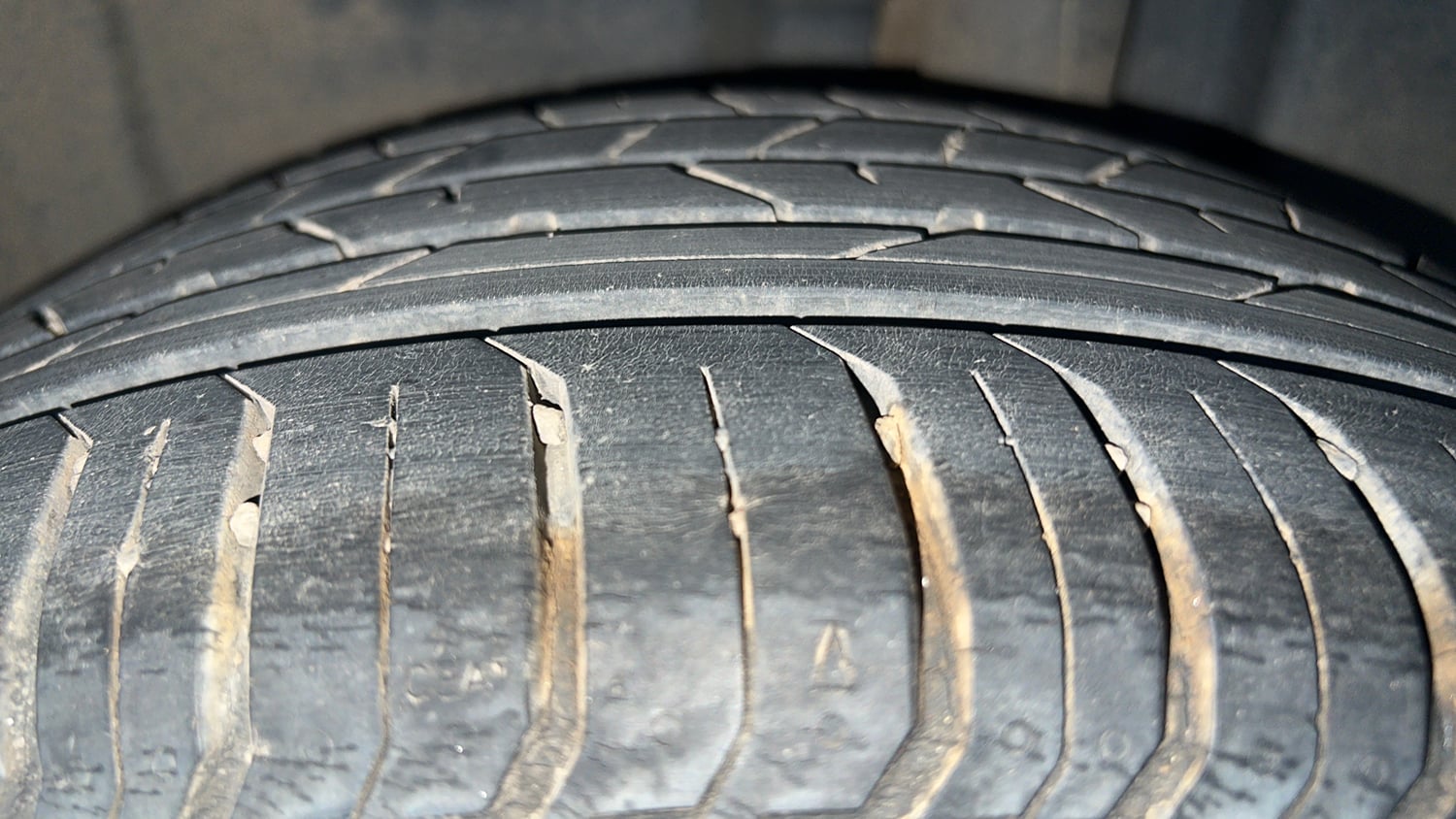 Used 2022 Skoda Slavia Style 1.0L TSI AT Petrol Automatic tyres LEFT REAR TYRE TREAD VIEW