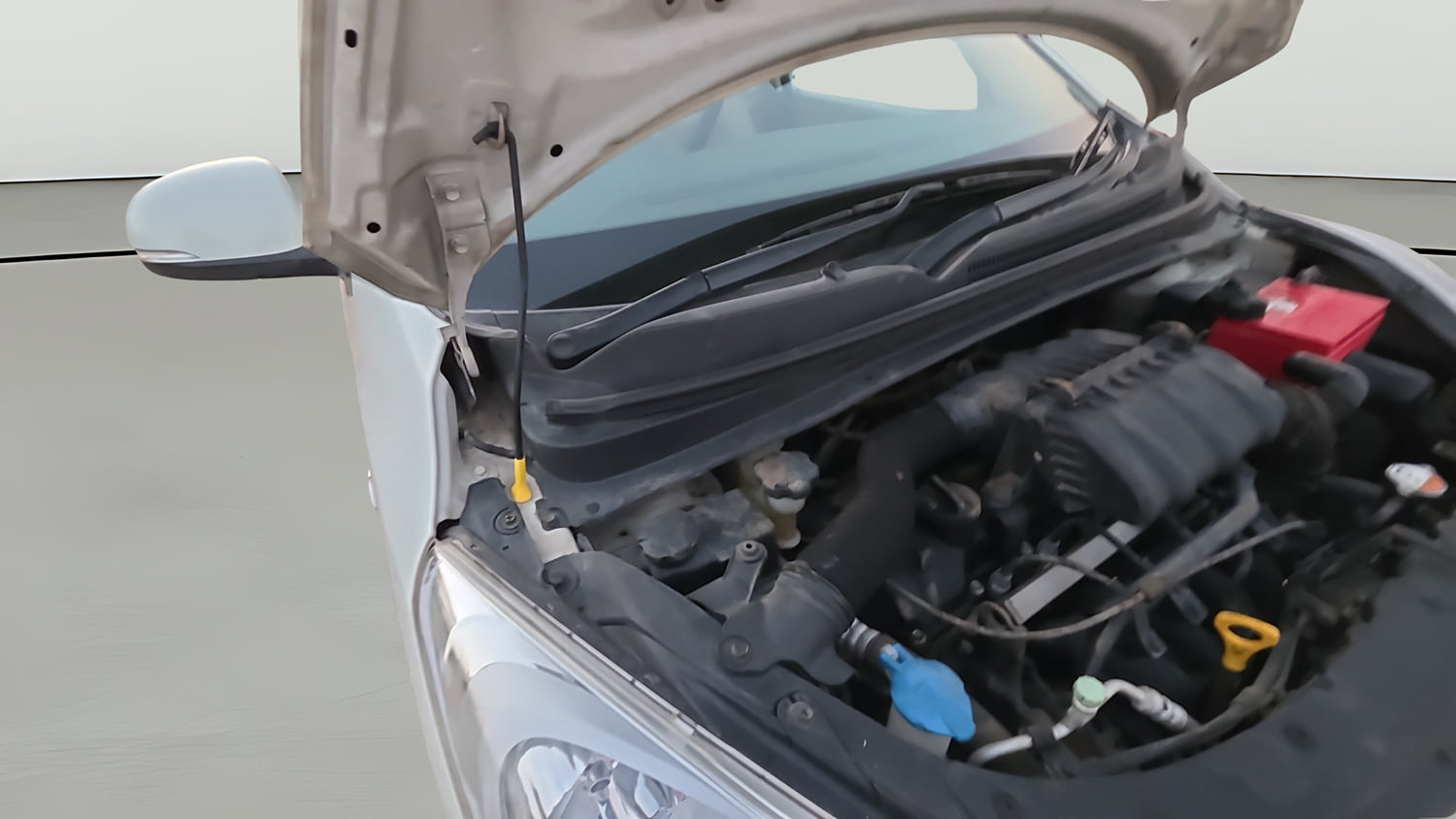 Used 2013 Hyundai i10 Sportz 1.2 Kappa2 Petrol Manual engine ENGINE RIGHT SIDE HINGE & APRON VIEW
