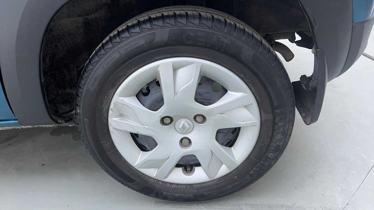 Used 2020 Renault Kwid RXL 1.0 AMT Petrol Automatic tyres LEFT REAR TYRE RIM VIEW