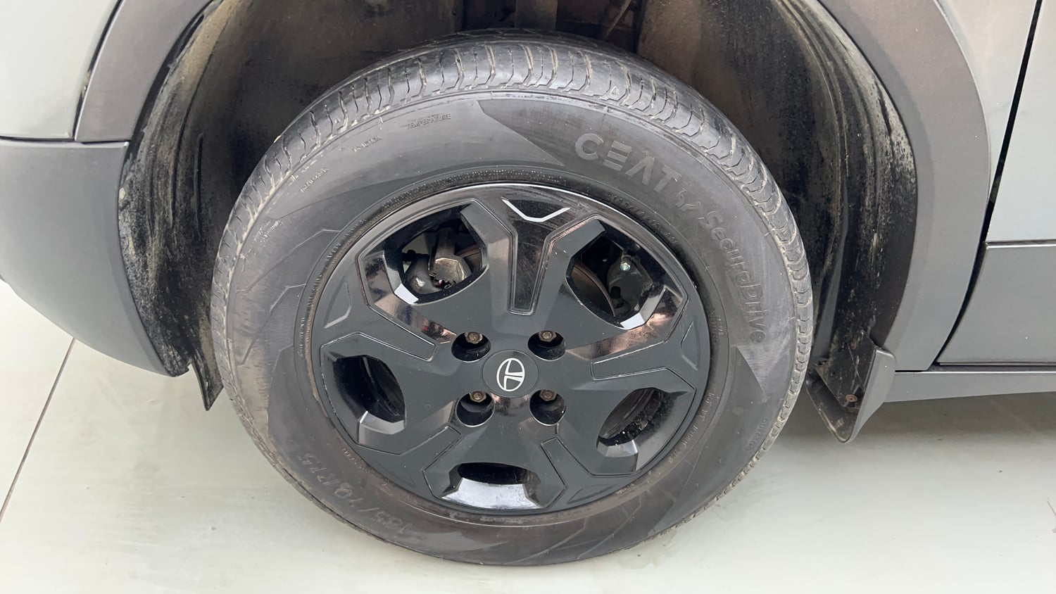 Used 2024 Tata Punch Accomplished MT Petrol Manual tyres LEFT FRONT TYRE RIM VIEW