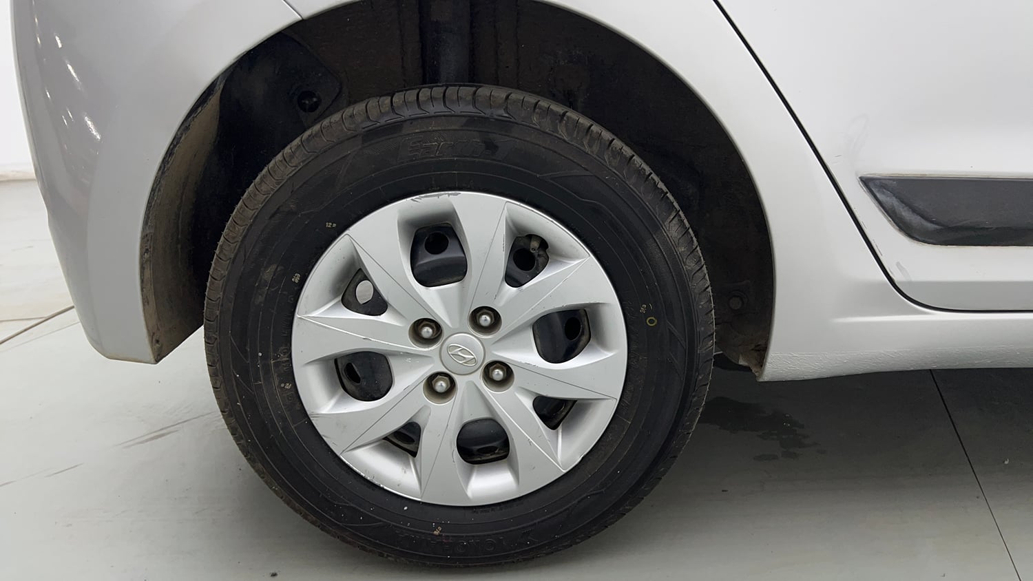 Used 2016 Hyundai Elite i20 Sportz 1.2 Petrol Manual tyres RIGHT REAR TYRE RIM VIEW