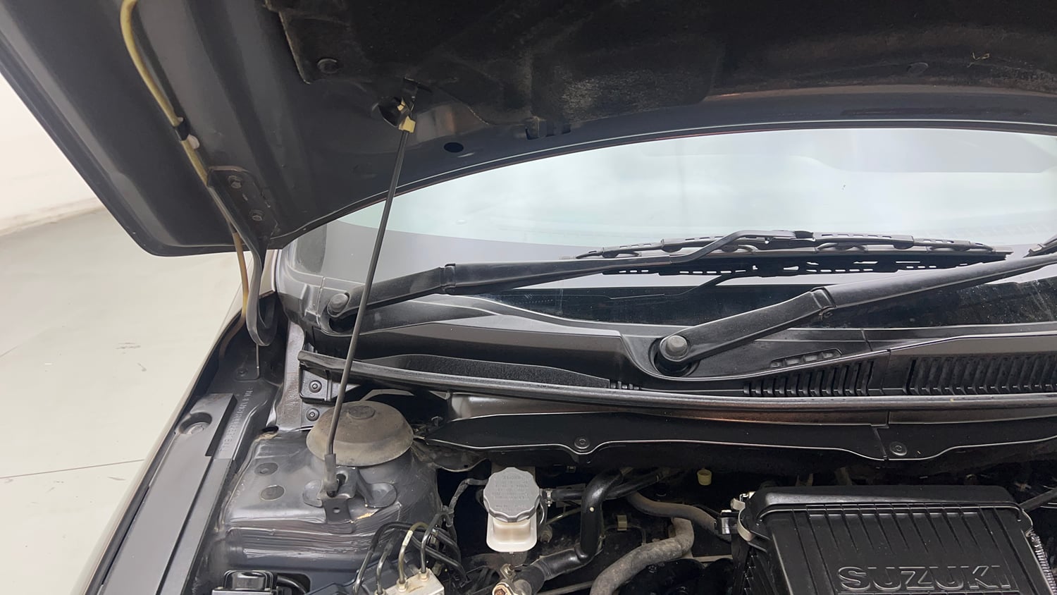 Used 2018 Maruti Suzuki Ciaz S 1.4 MT Petrol Manual engine ENGINE RIGHT SIDE HINGE & APRON VIEW
