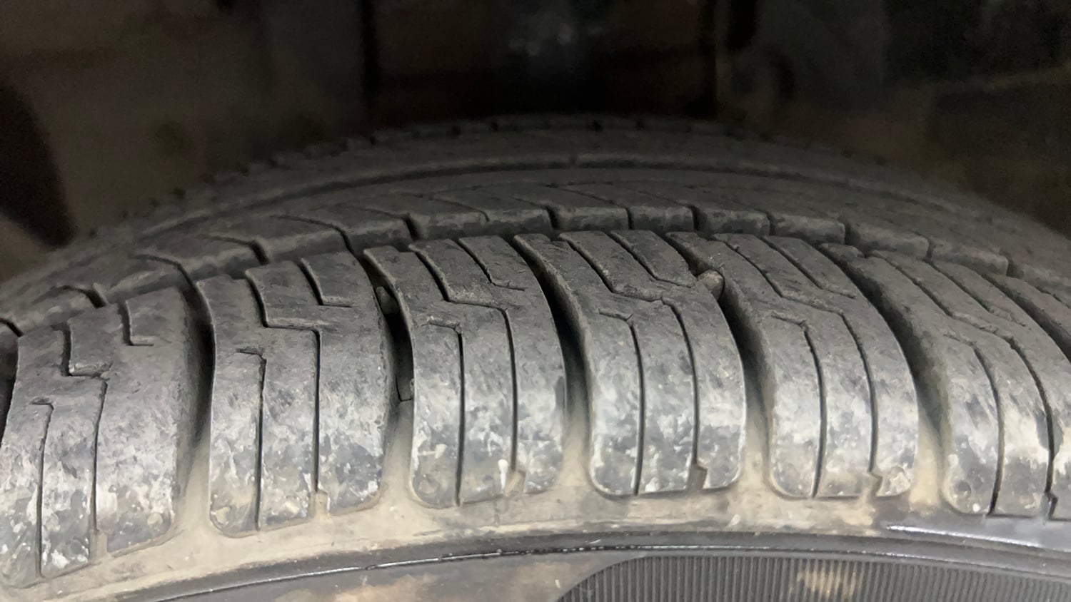 Used 2017 Ford Figo Aspire Trend 1.2 Ti-VCT Petrol Manual tyres LEFT FRONT TYRE TREAD VIEW