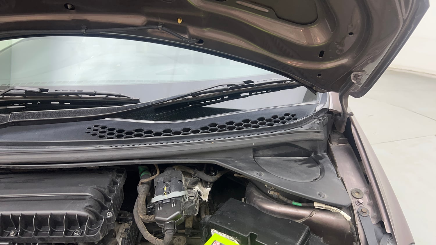 Used 2018 Tata Tiago Revotron XT Petrol Manual engine ENGINE LEFT SIDE HINGE & APRON VIEW