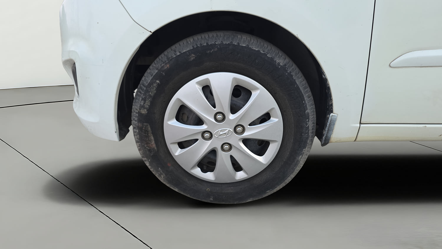 Used 2013 Hyundai i10 Sportz 1.2 Kappa2 Petrol Manual tyres LEFT FRONT TYRE RIM VIEW