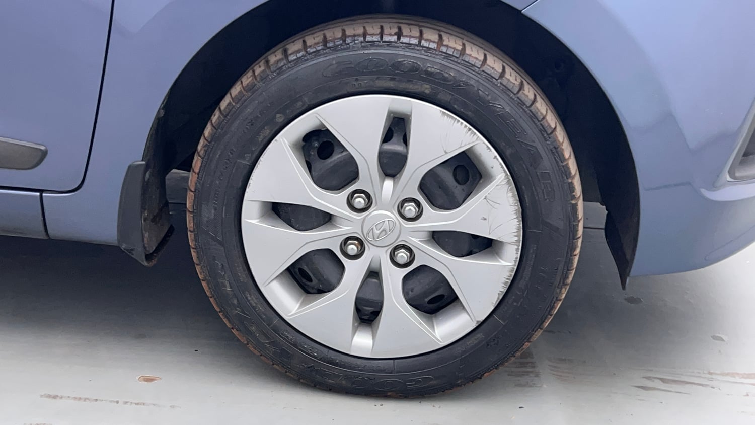 Used 2015 Hyundai Xcent S 1.2 Petrol Manual tyres RIGHT FRONT TYRE RIM VIEW