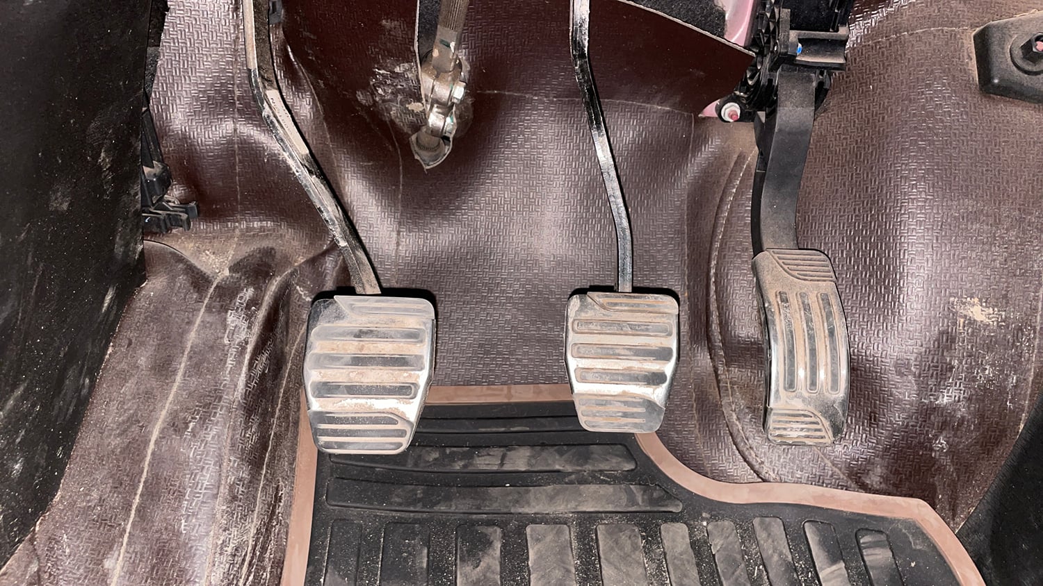 Used 2018 Mahindra XUV500 W11 Diesel Manual interior PEDALS VIEW