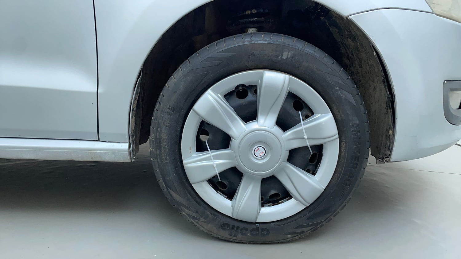 Used 2013 Volkswagen Polo Comfortline 1.2L (P) Petrol Manual tyres RIGHT FRONT TYRE RIM VIEW