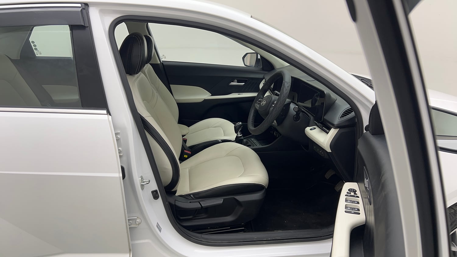 Used 2024 Hyundai Verna SX 1.5 Petrol MT Petrol Manual interior RIGHT SIDE FRONT DOOR CABIN VIEW