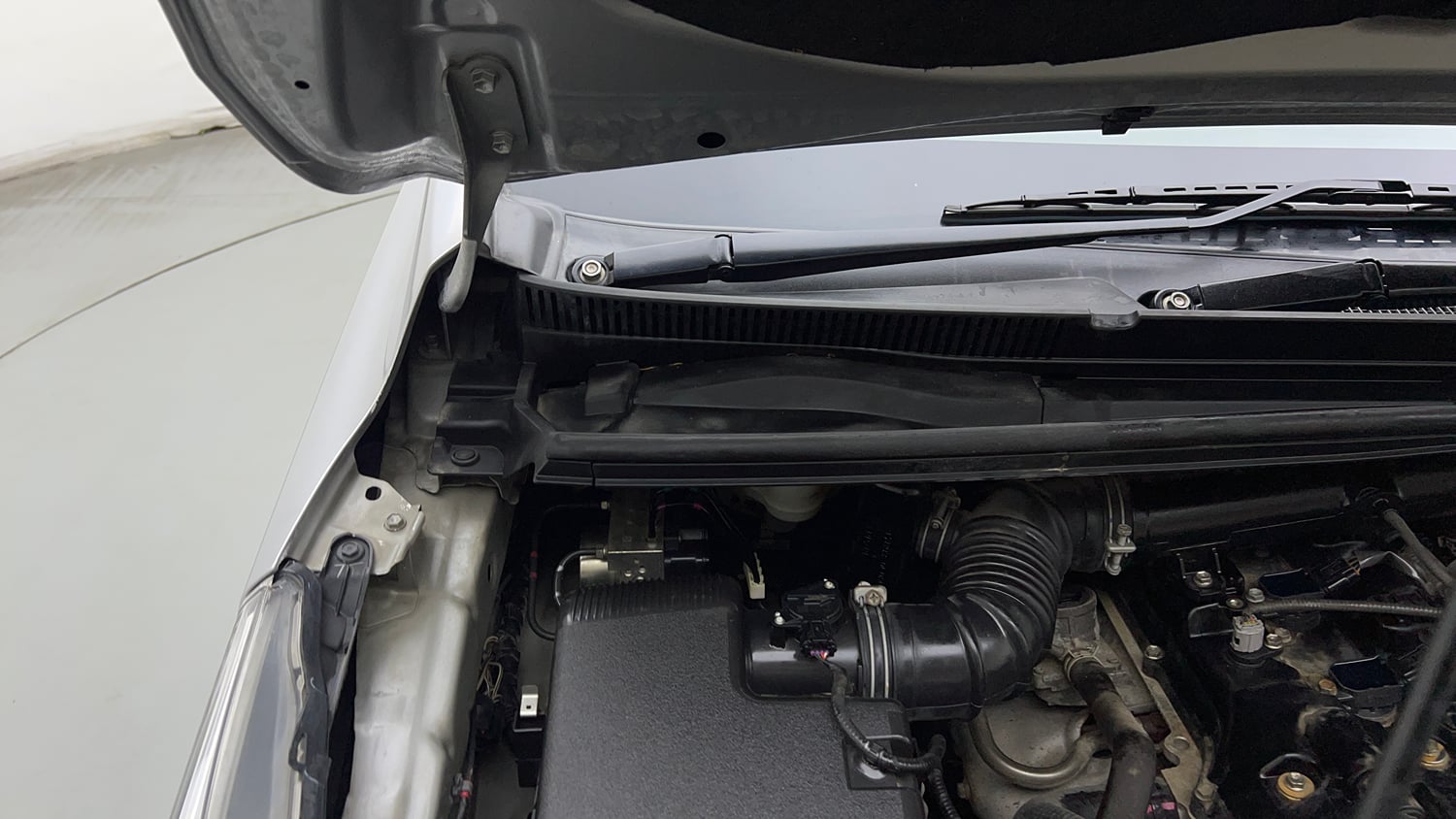 Used 2022 Toyota Innova Crysta VX 2.7 7 STR Petrol Manual engine ENGINE RIGHT SIDE HINGE & APRON VIEW