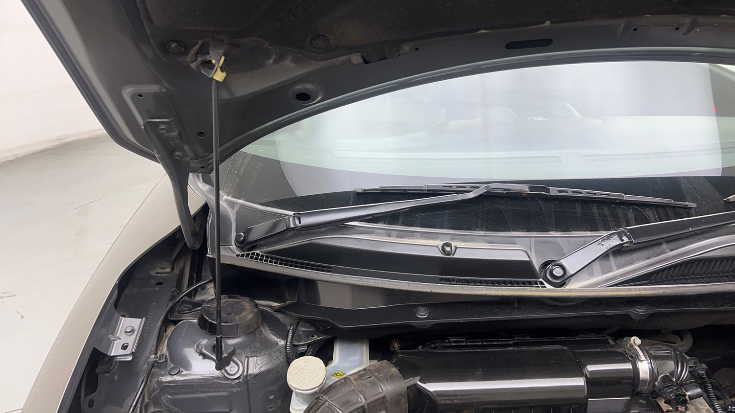 Used 2018 Maruti Suzuki Swift VXi Petrol Manual engine ENGINE RIGHT SIDE HINGE & APRON VIEW