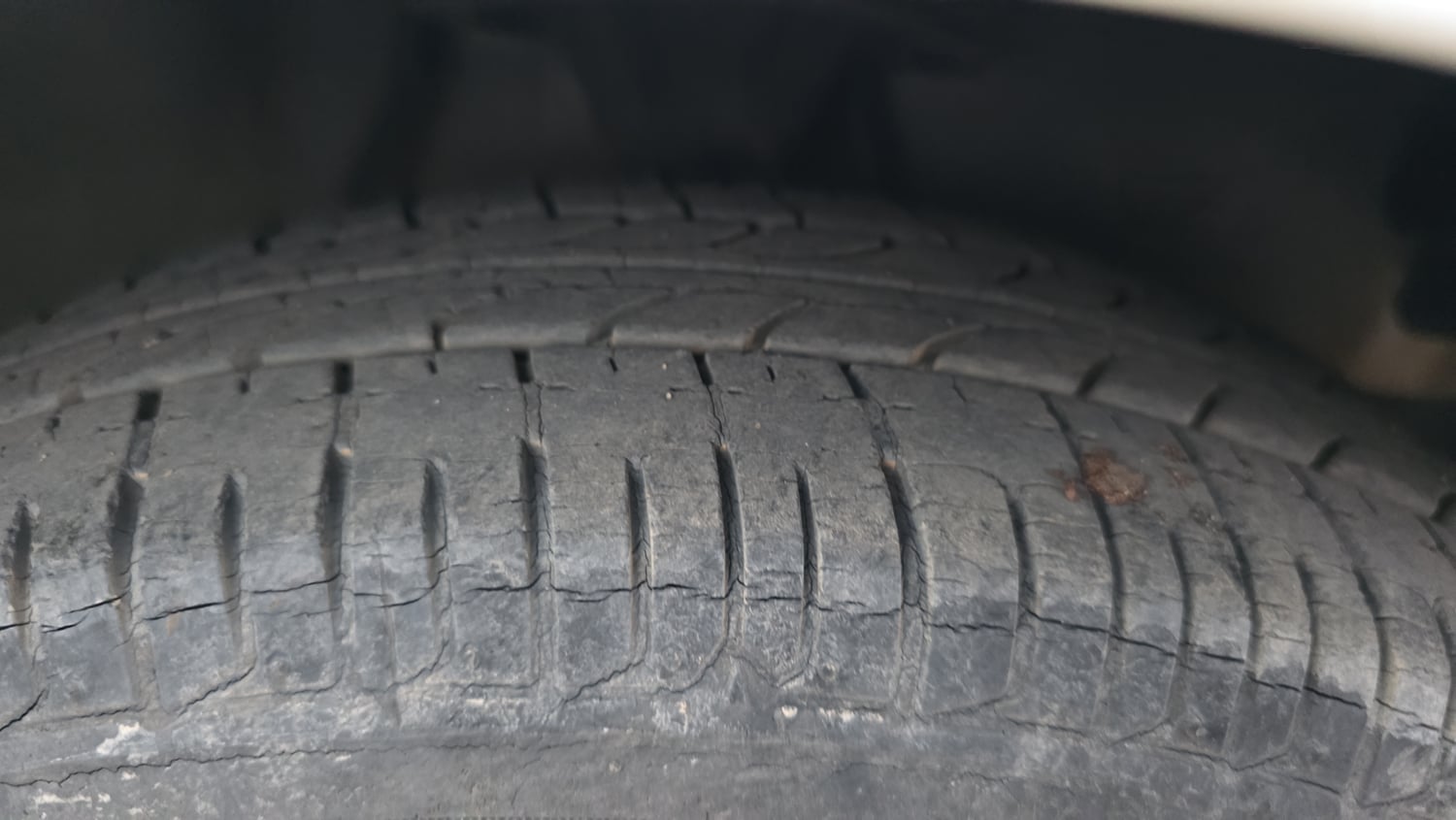 Used 2013 Hyundai i10 Sportz 1.2 Kappa2 Petrol Manual tyres RIGHT FRONT TYRE TREAD VIEW