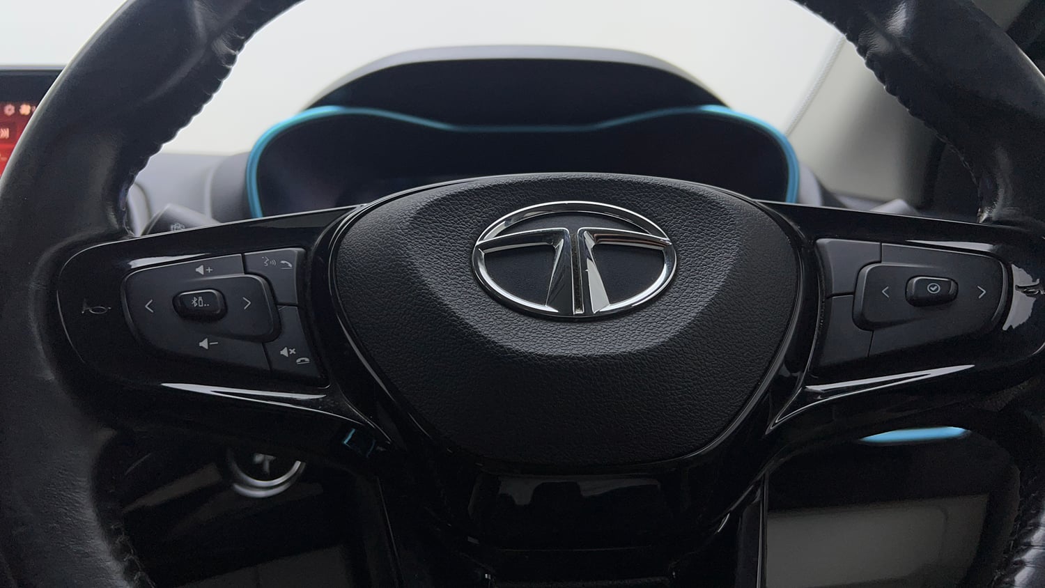 Used 2021 Tata Nexon EV XZ Plus Electric Automatic top_features Airbags