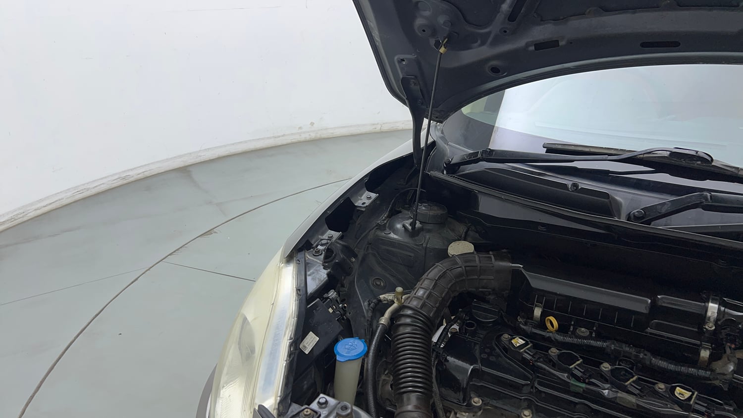 Used 2017 Maruti Suzuki Dzire VXi Petrol Manual engine ENGINE RIGHT SIDE HINGE & APRON VIEW