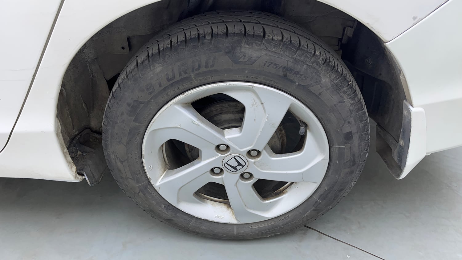 Used 2015 Honda City VX CVT Petrol Automatic tyres LEFT REAR TYRE RIM VIEW