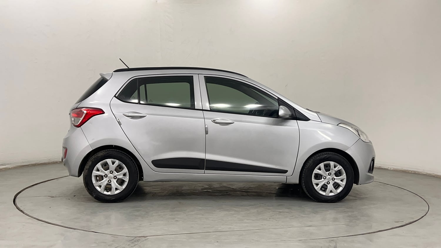Used 2016 Hyundai Grand i10 Sportz 1.2 Kappa VTVT Petrol Manual exterior RIGHT SIDE VIEW