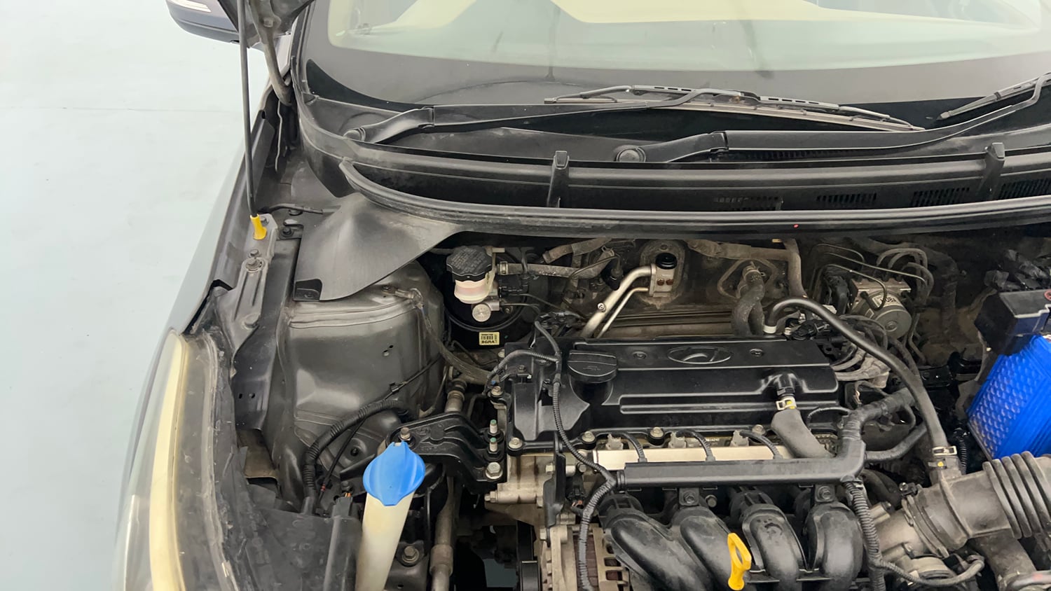 Used 2017 Hyundai Elite i20 Sportz 1.2 Petrol Manual engine ENGINE RIGHT SIDE HINGE & APRON VIEW
