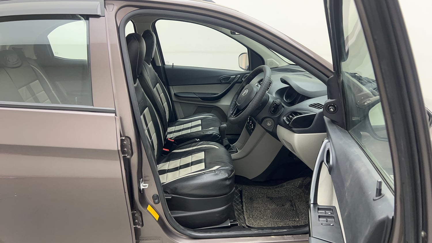 Used 2018 Tata Tiago Revotron XT Petrol Manual interior RIGHT SIDE FRONT DOOR CABIN VIEW