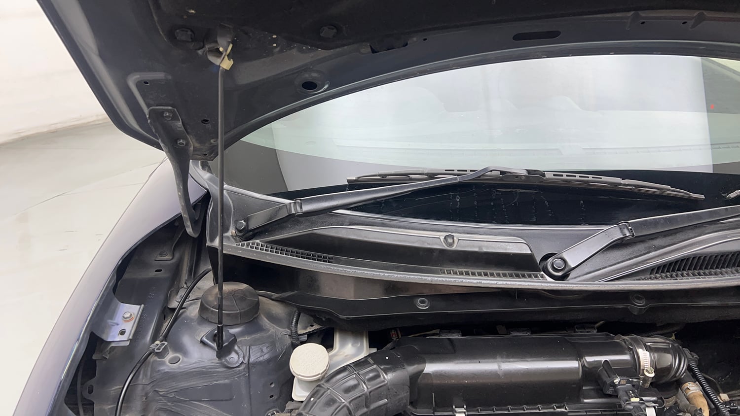 Used 2023 Maruti Suzuki Swift VXi Petrol Manual engine ENGINE RIGHT SIDE HINGE & APRON VIEW
