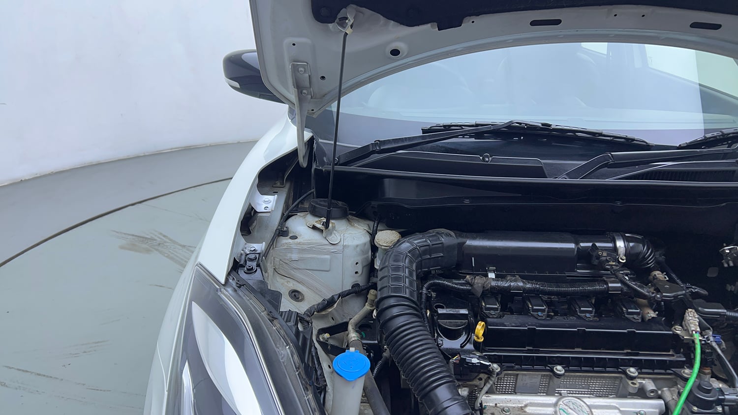 Used 2021 Maruti Suzuki Swift ZXi Plus Dual Tone Petrol Manual engine ENGINE RIGHT SIDE HINGE & APRON VIEW