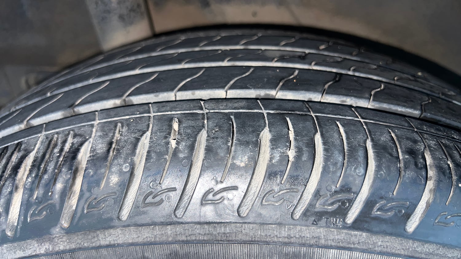 Used 2021 Hyundai Venue SX Plus 1.0 Turbo DCT Petrol Automatic tyres RIGHT REAR TYRE TREAD VIEW